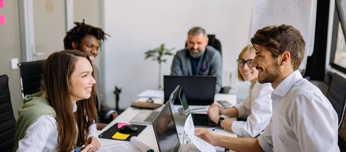 Équipe échangeant en petit groupe, illustration des soft skills au travail