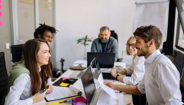 Équipe échangeant en petit groupe, illustration des soft skills au travail
