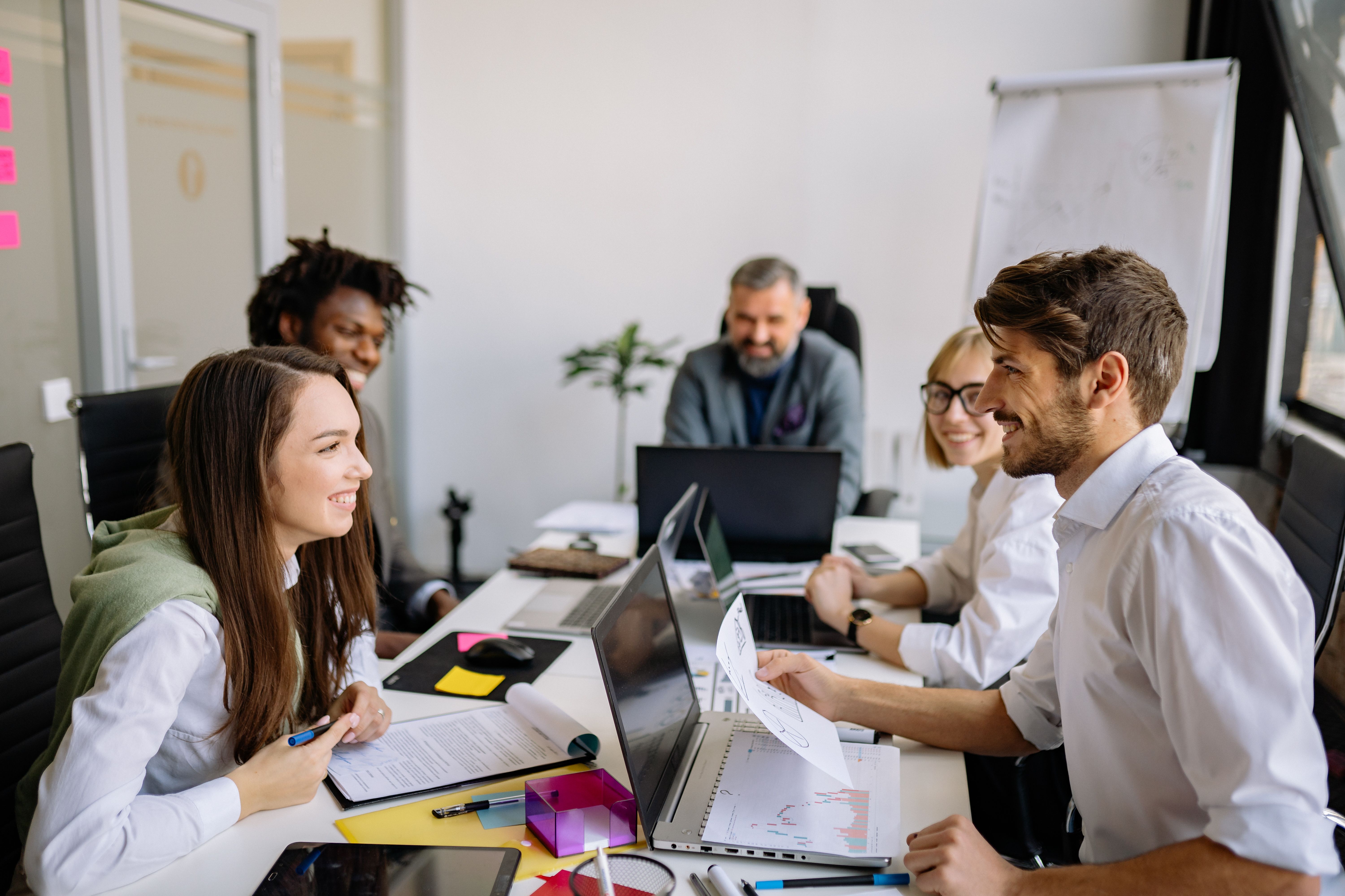 Équipe échangeant en petit groupe, illustration des soft skills au travail
